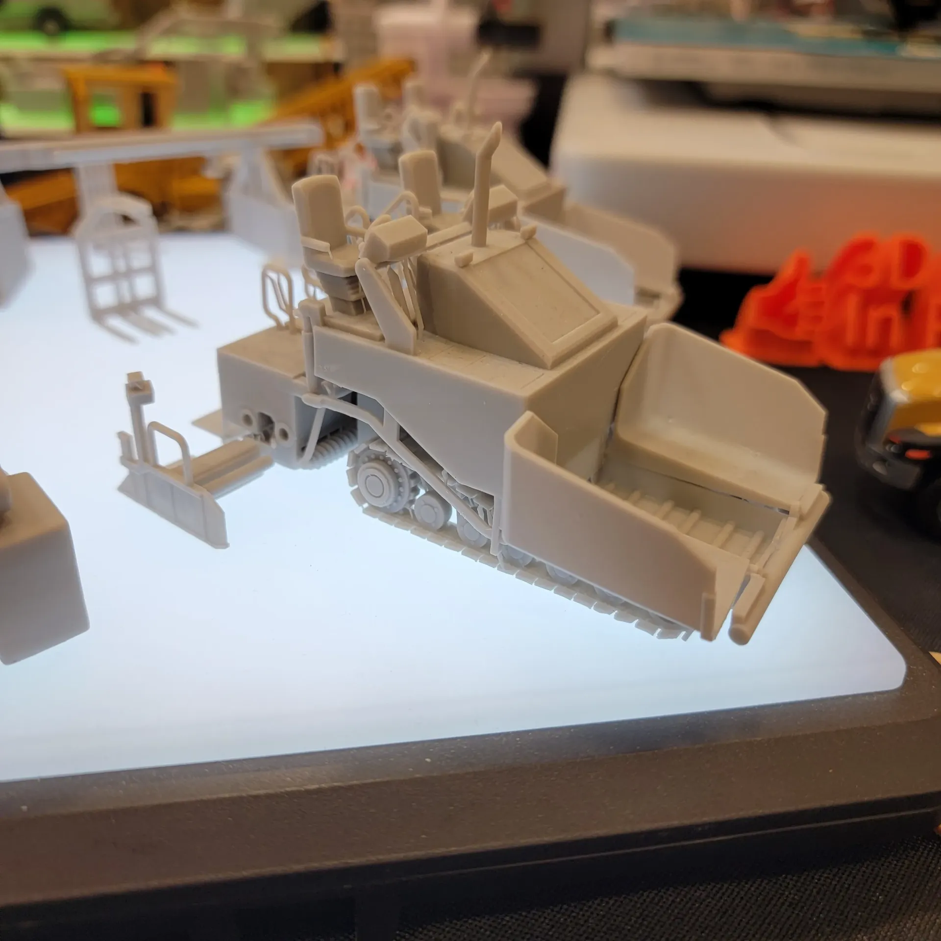 [TMM1004-KIT-064] 1/64 Caterpillar Road Paver, Tracked, Kit - TMM1004-KIT-064