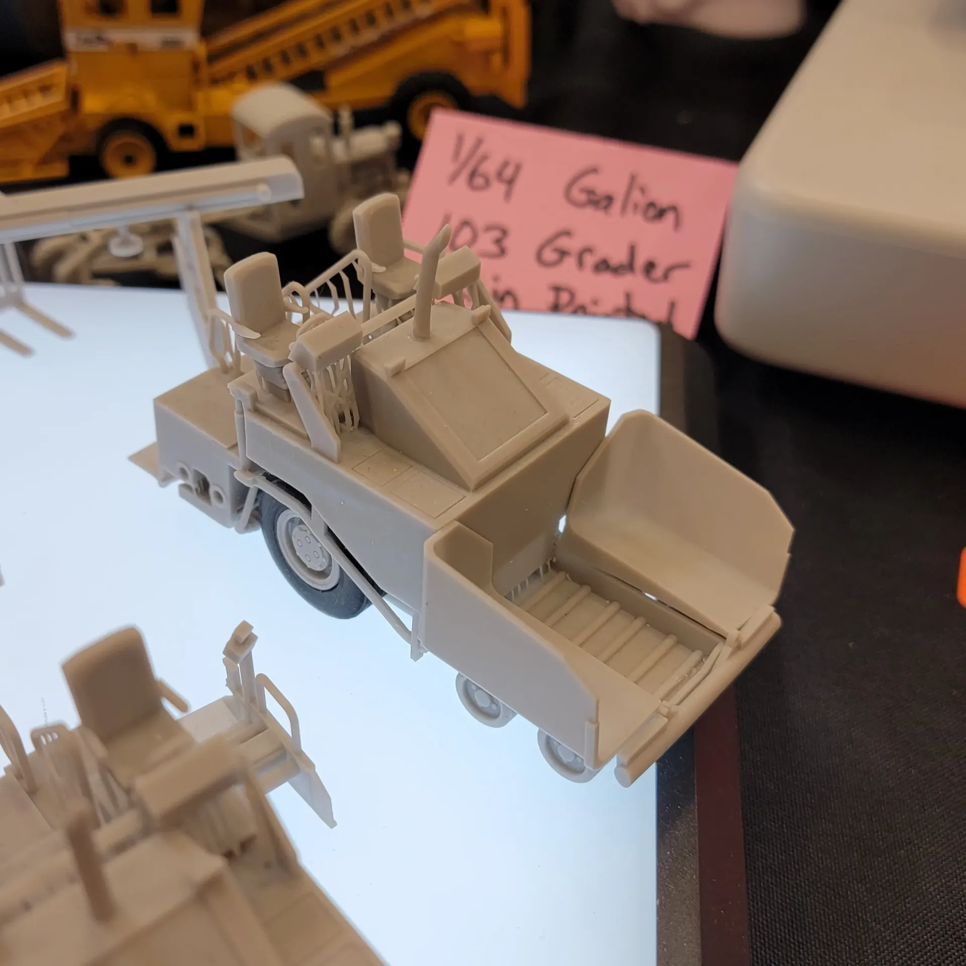 [TMM1005-KIT-064] 1/64 Caterpillar Road Paver, On Tires, Kit - TMM1005-KIT-064