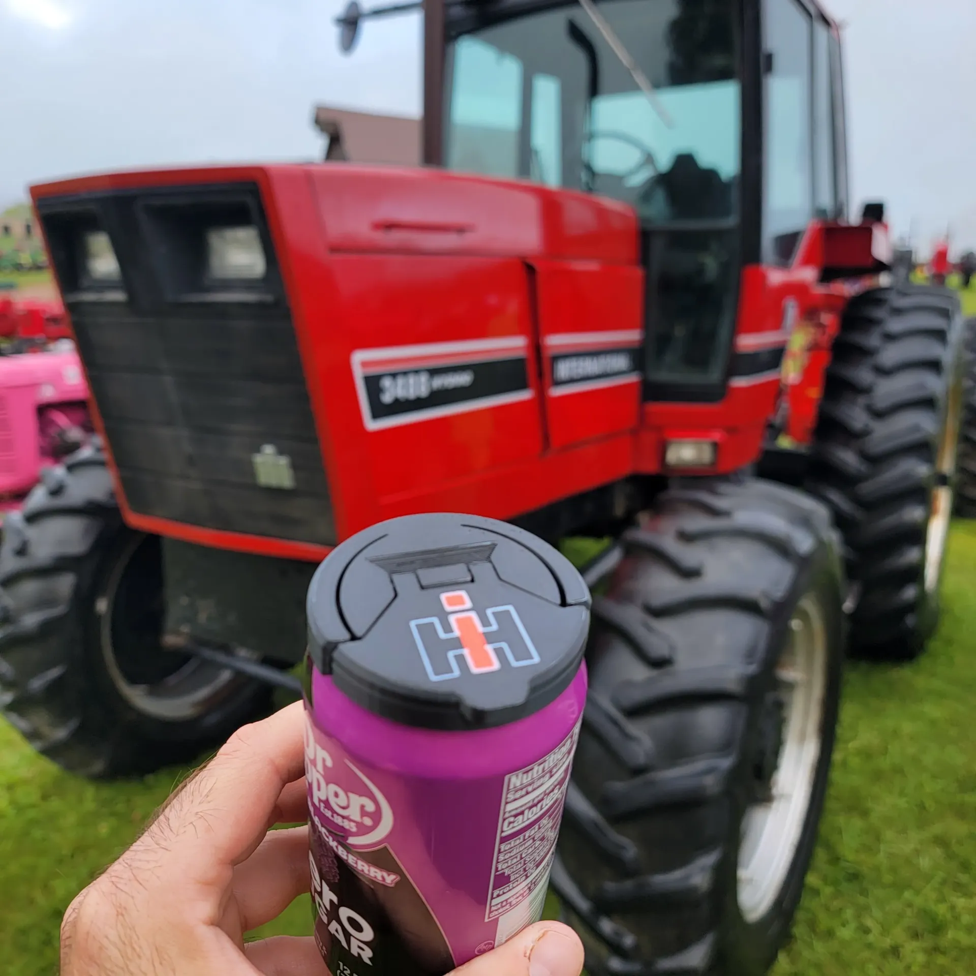 [MTI90041-03-INTERNATIONAL-BK] Can Flip Lid, Tractors, Each (International, Black)